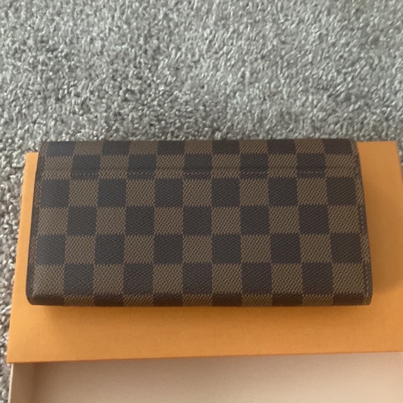 Authentic Louis Vuitton Sarah Damier Wallet - Picture 6 of 6